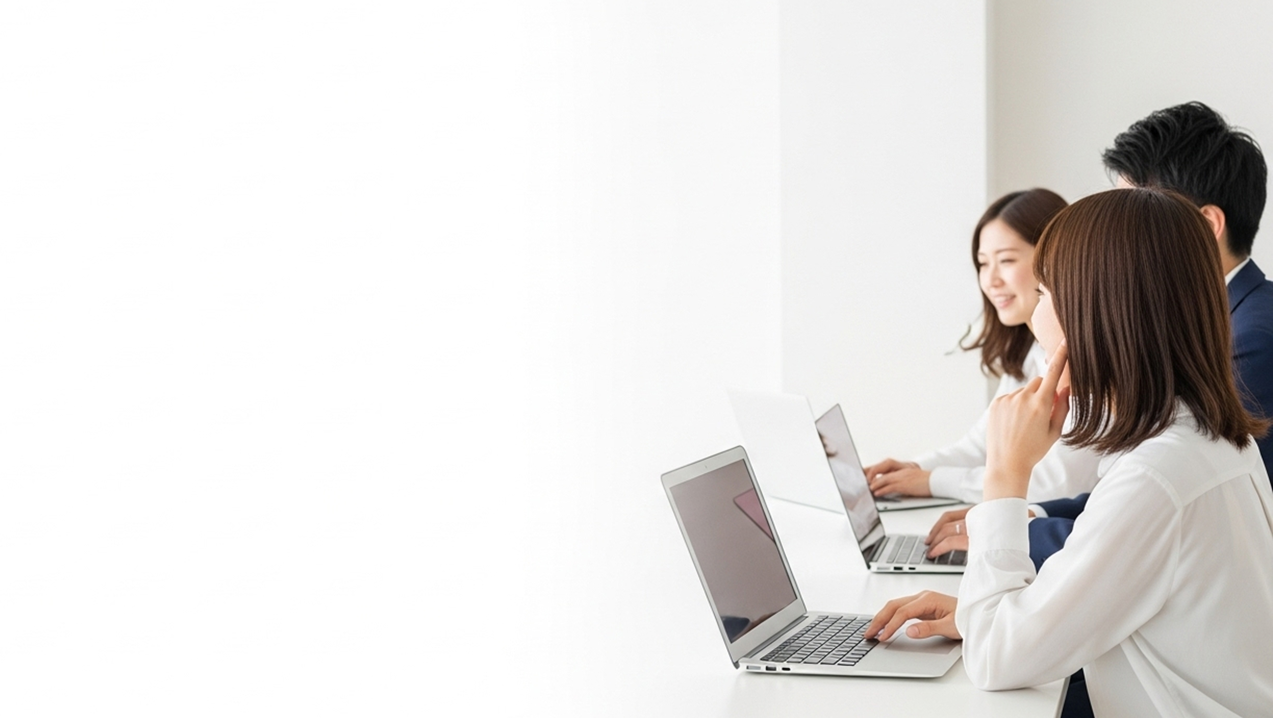 会社で女性と男性が楽しそうに仕事をしている様子